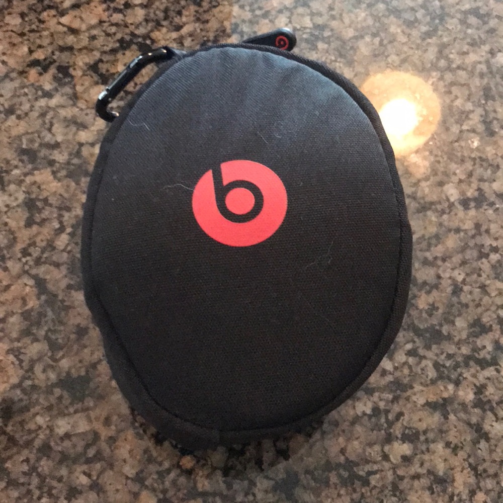 Beats solo wireless headphones white